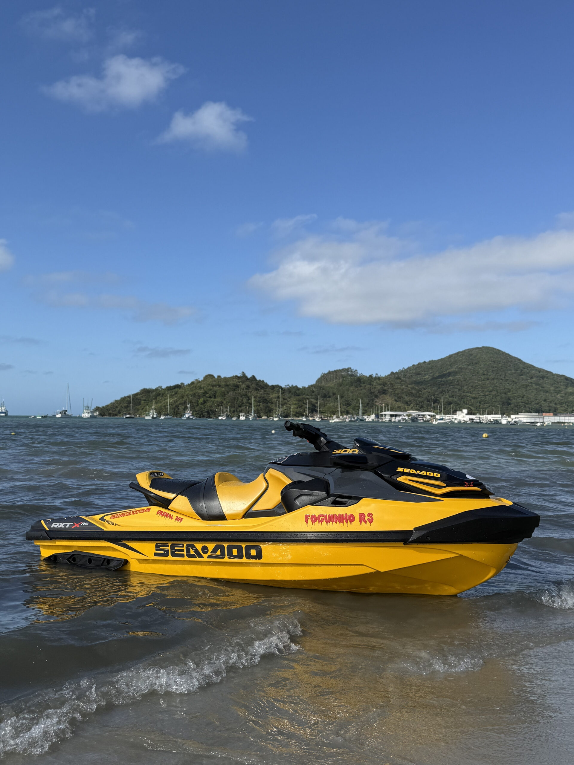 Jet Ski Sea-Doo 300 hp Amarelo - Vista 1